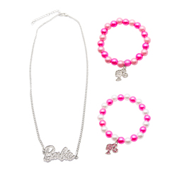 SET BARBIE CON COLLANA IN METALLO CON LOGO IN STRASS E DUE BRACCIALETTI DI PERLE CON CHARM IN STRASS 